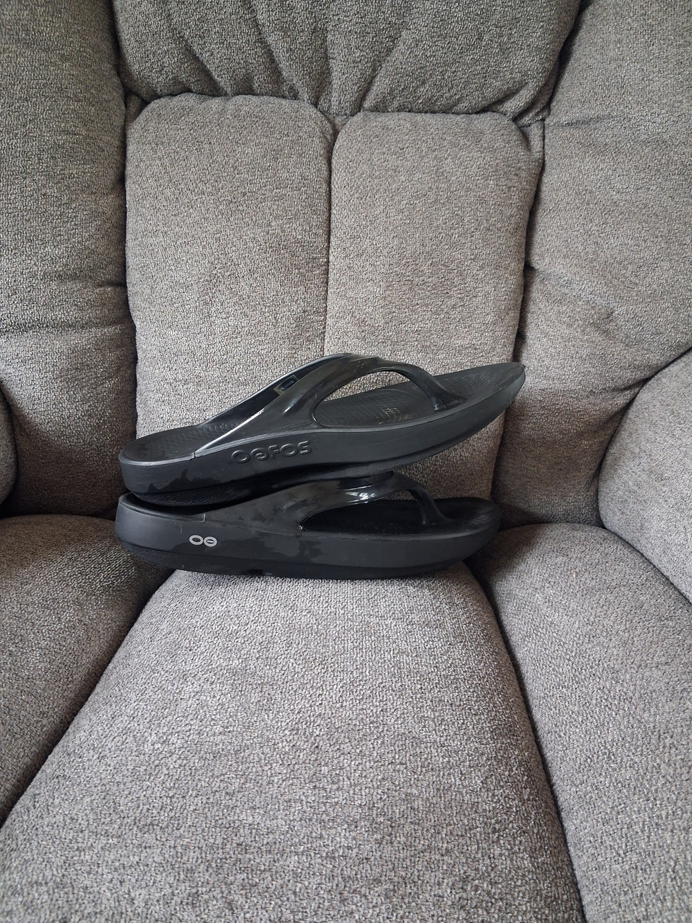 OOFOS Black Recovery Thong Sandals - Picture 2 of 5
